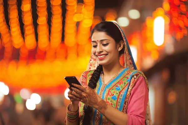 Um homem concentrado em seu laptop com estatísticas ao vivo ao fundo, destacando os recursos dedicados de esportes e jogos do app móvel BB22.