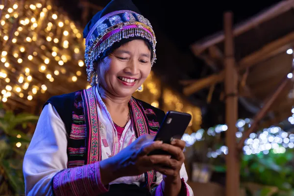 Uma mulher glamourosa segurando fichas de cassino em um ambiente iluminado por néon, representando a atmosfera premium do cassino online BB22.