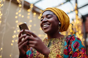 Um dealer profissional de smoking cumprimentando jogadores na mesa de roleta, simbolizando a autêntica sensação de cassino ao vivo no BB22.