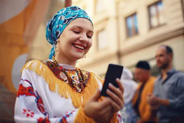 Uma mulher elegante ao lado de máquinas caça-níqueis vibrantes exibindo setes brilhantes, mostrando a variedade de slots no BB22.