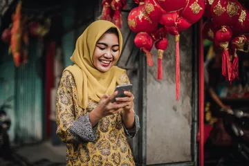 Um close de moedas douradas caindo ao redor de uma roleta girando, representando a ação imersiva do cassino no BB22.