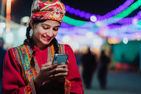 Uma mulher em um vestido verde luxuoso ao lado de uma roleta ornamentada, capturando o clima sofisticado do BB22.