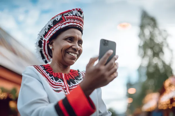 Uma imagem dramática de setes vencedores alinhados em um rolo de slot cercado por moedas douradas brilhantes, simbolizando grandes vitórias.